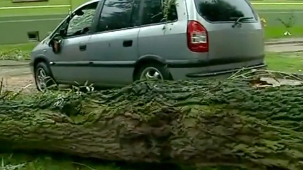 Samochody brodziły w wodzie