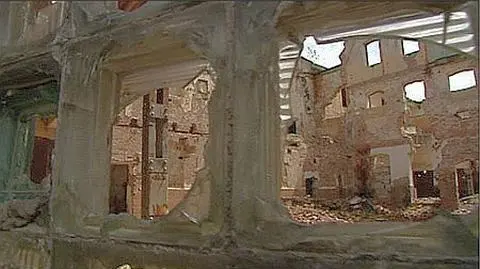 Ścianę w ścianę z walącą się fabryką