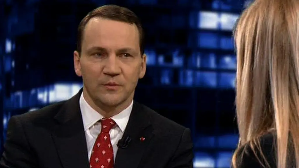 Sikorski: Niżsi rangą politycy do Watykanu na własny rachunek