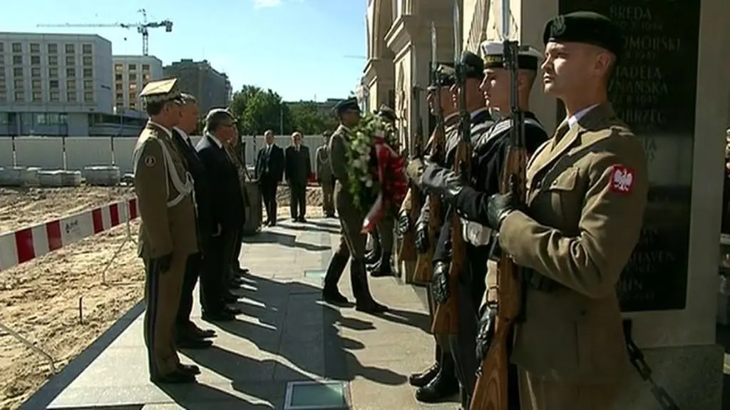 Składanie wieńców na pl. Piłsudskiego