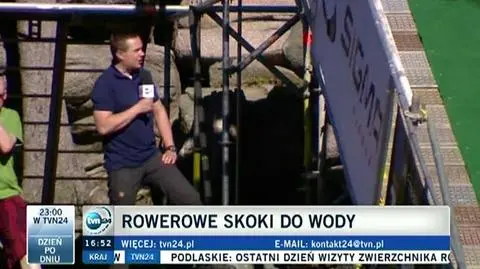 Skoki rowerów do wody