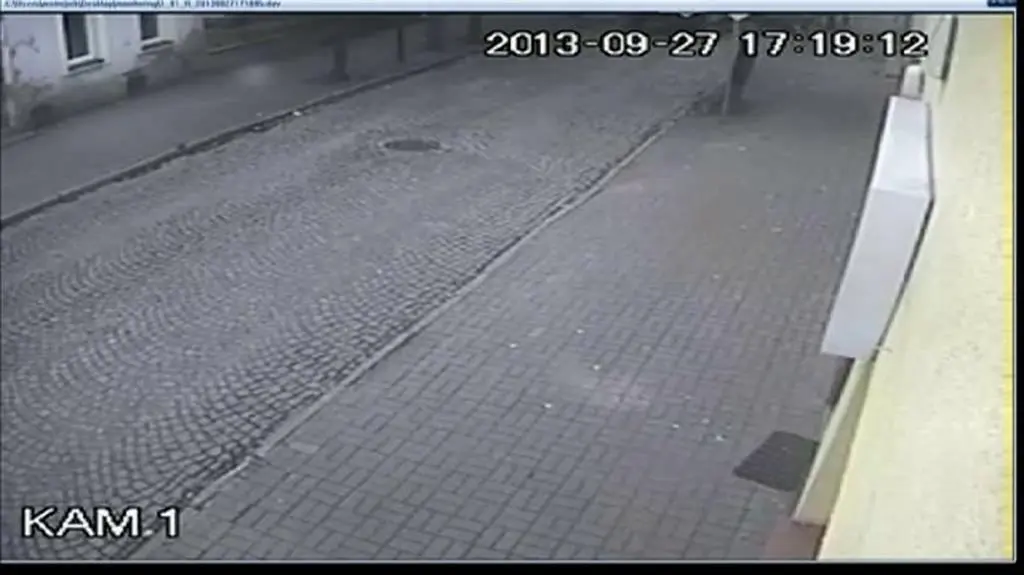 Skrzynka spada na przechodzące dziewczynki