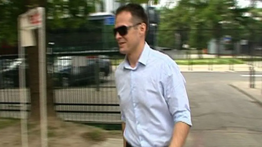Sławomir Nowak głosuje podczad II tury wyborów 4 lipca (TVN24)