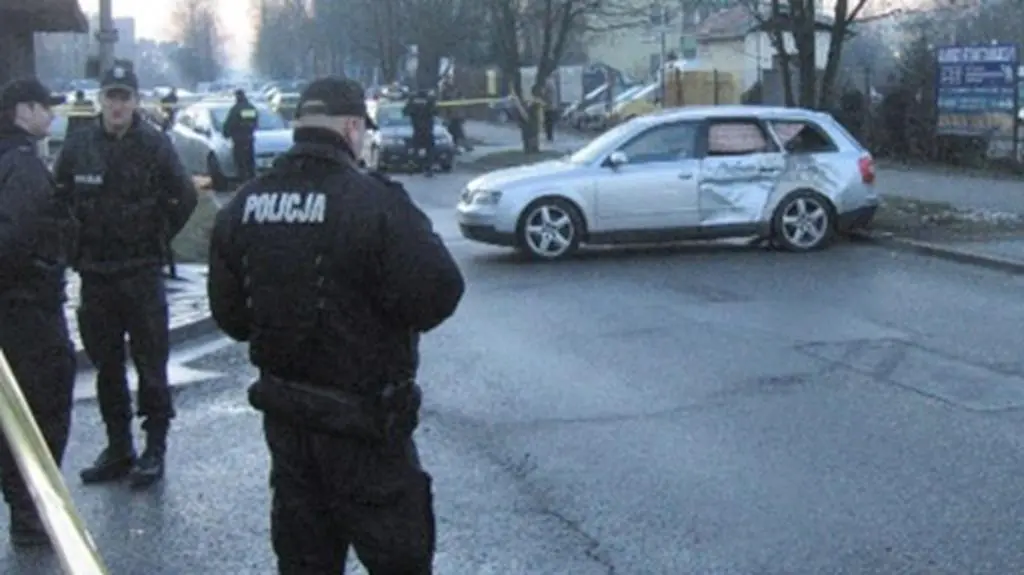 Śmiertelne pobicie Tomasza C. na osiedlu Kurdwanów w Krakowie  (TVN, materiały policji/film częściowo bez dźwięku)