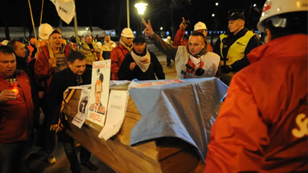 "Solidarność" z trumną symbolizującą pracę "do śmierci"
