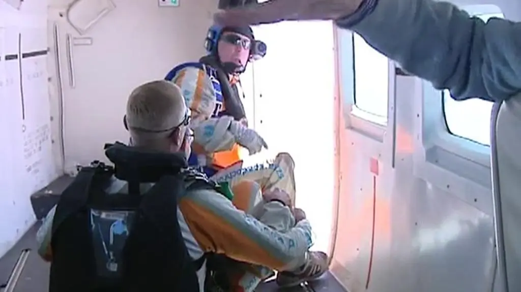 Spadochroniarze nad Helem