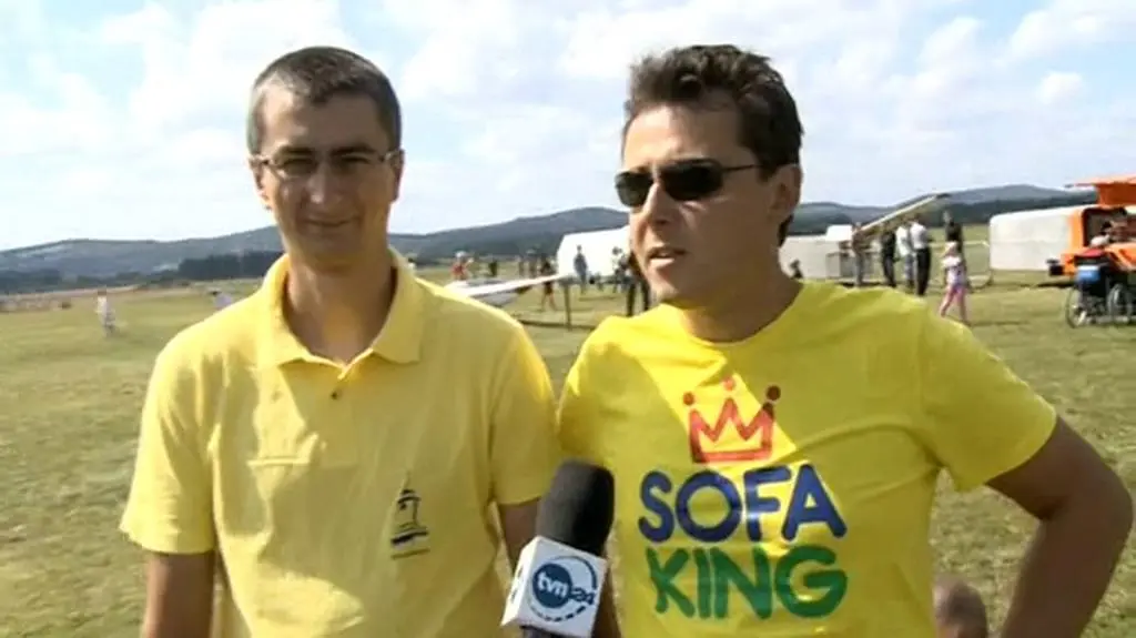 Spadochroniarze trenują na lądowisku w Świebodzicach