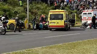 Sportowe auto wpadło w ludzi. Około 10 osób rannych