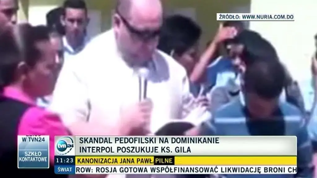 Srebrne legginsy i skąpa bielizna w domu ks. Gila 