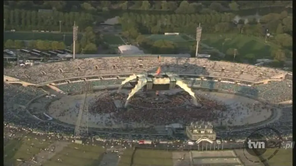 Stadion pełen fanów czekających na koncert