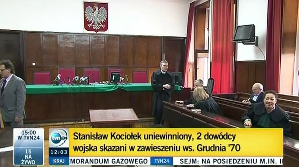 Stanisław Kociołek (w środku) został uniewinniony