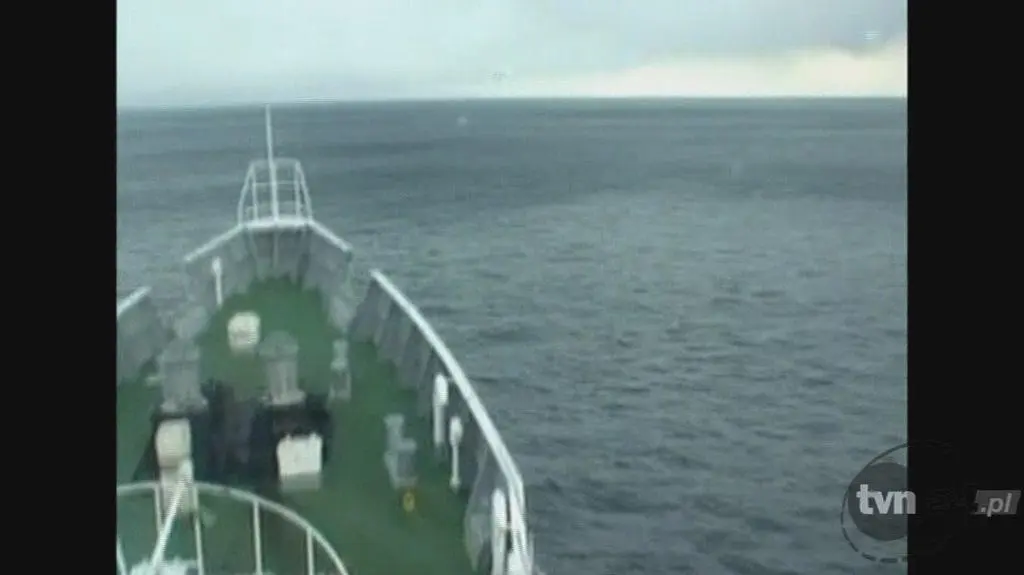 Statek walczy z falą