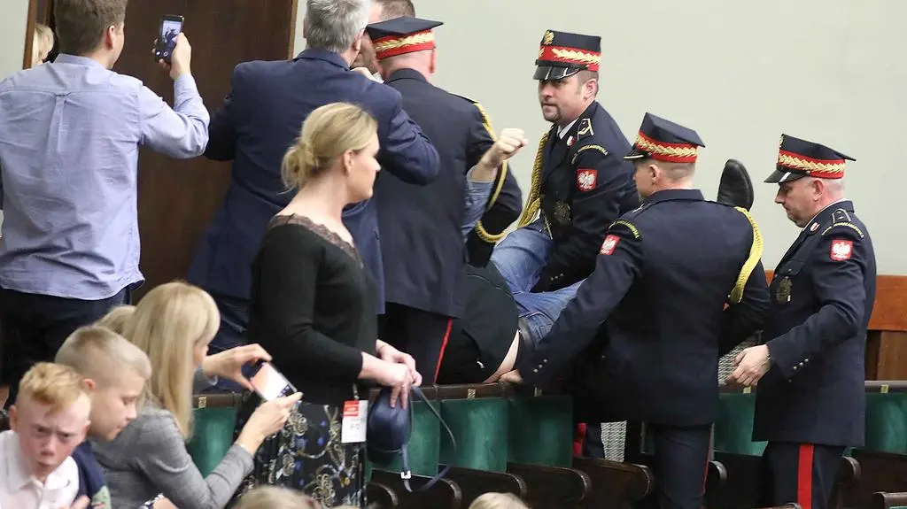 Straż Marszałkowska wyniosła z galerii sejmowej jedną osobę. Nie wiadomo, co się stało