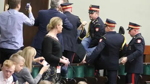 Straż Marszałkowska wyniosła z galerii sejmowej jedną osobę. Nie wiadomo, co się stało