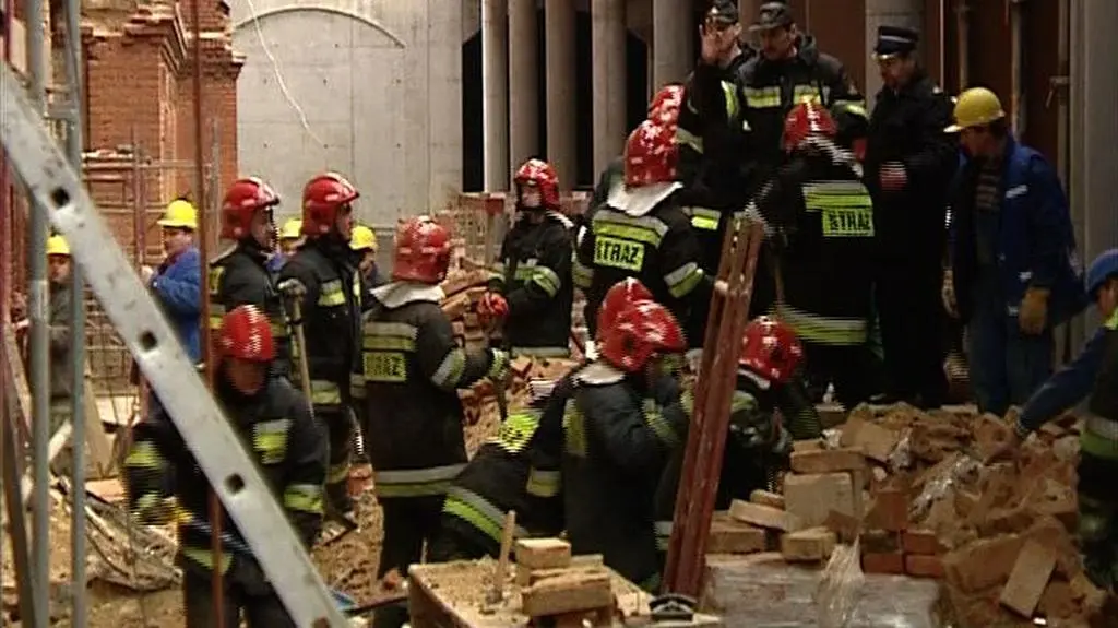 Strażacy cały czas odgruzowują miejsce wypadku