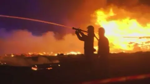 Strażący walczą z pożarem Mostu Łazienkowskiego