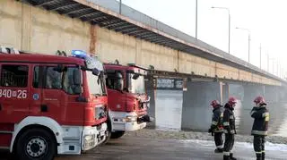 Strażacy wcześniej gasili inny pożar obok mostu