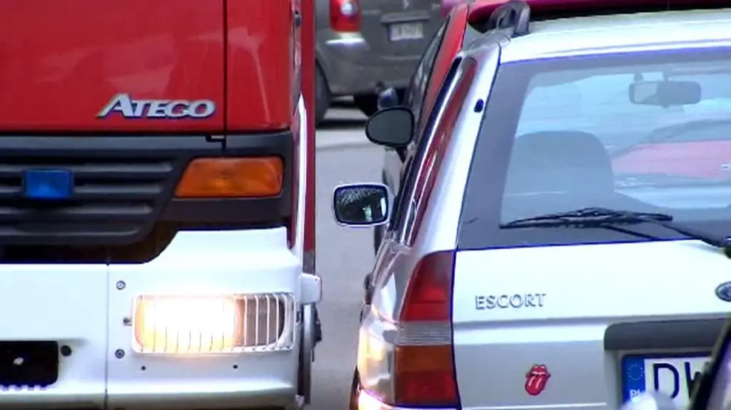 Strażacy z Wrocławia walczą o dojazd na miejsce akcji