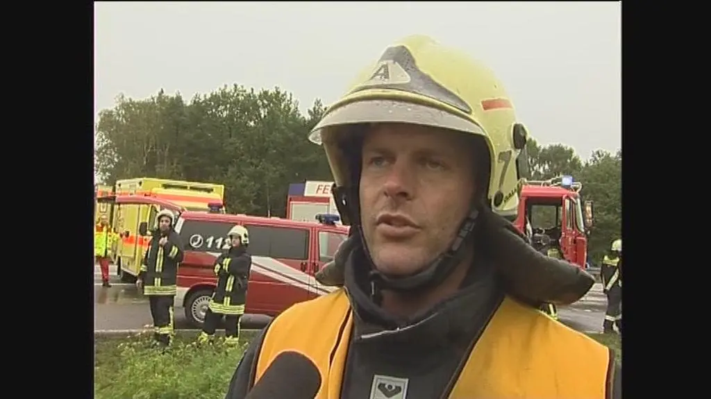 Strażak biorący udział w akcji (TVN24)