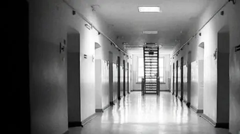 Strażnik więzienny kozłem ofiarnym prokuratury?