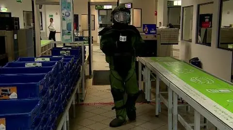Strój pirotechnika pracującego na lotnisku waży ok. 40 kg