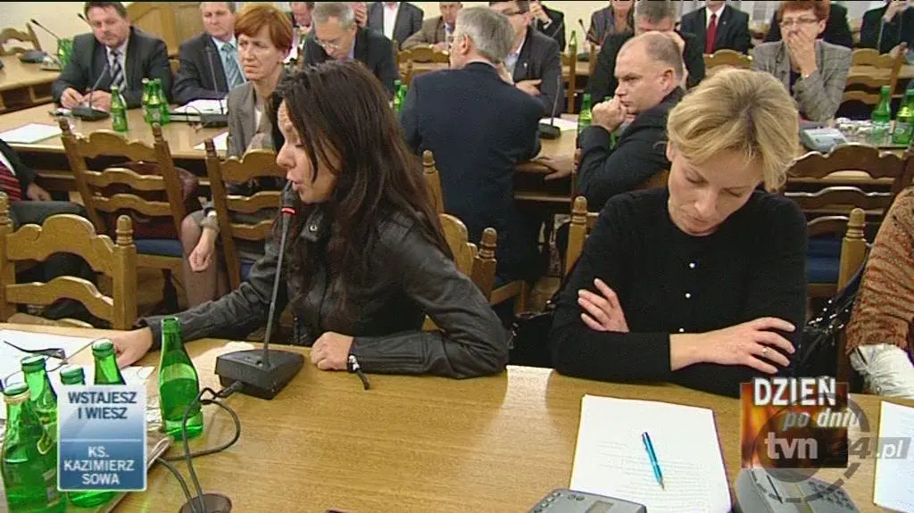 Surówka na posiedzeniu zespołu Macierewicza (TVN24)