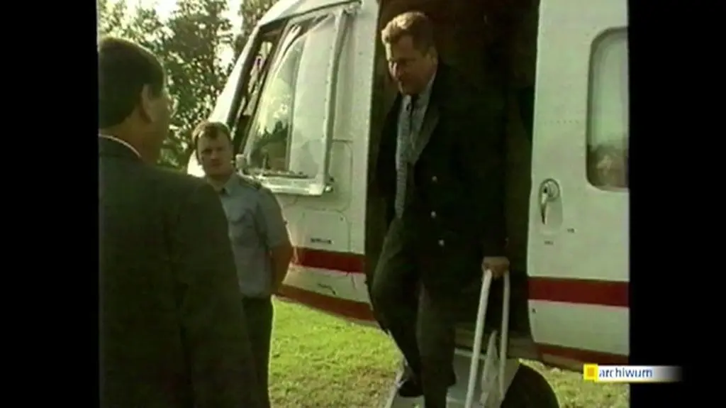 Sztab wyborczy Mariana Krzaklewskiego upublicznił nagranie wideo, na którym Marek Siwiec zachowuje się jak papież (2000r.) 