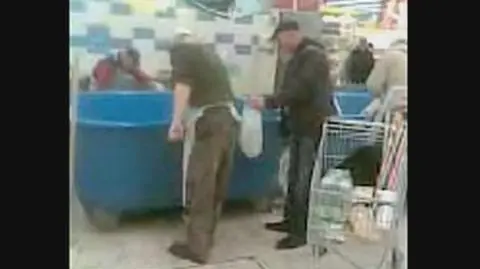 Tak traktuje się zwierzęta w hipermarkecie znanej sieci