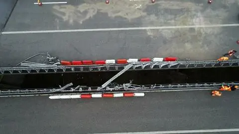 Tir zawisł pomiędzy wiaduktami