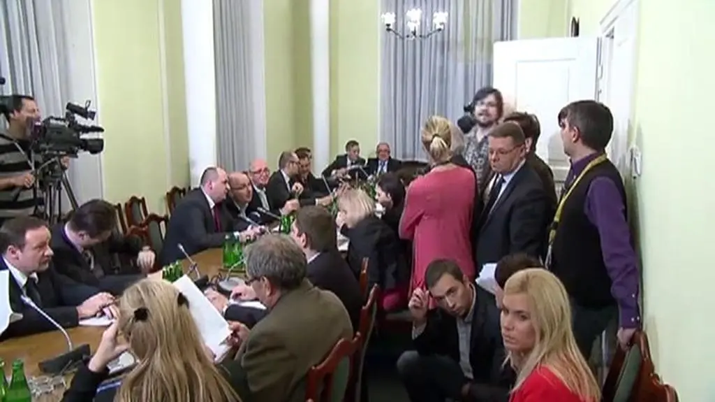 Tłok na sali posiedzeń komisji