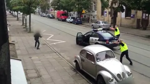 Tłuczkiem i rurką rzucał w radiowóz. Policjanci: "Rzuć to!", "Na glebę". 