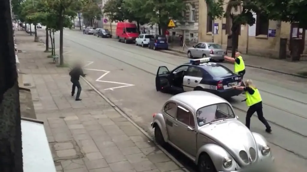 Tłuczkiem i rurką rzucał w radiowóz. Policjanci: "Rzuć to!", "Na glebę". 