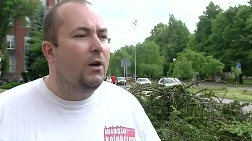 Tłum ruszył w stronę mieszkania. "Policja nie wiedziała co robić"