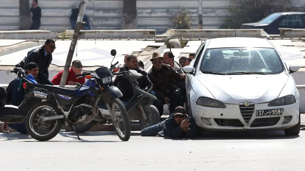 Tłumacz w Tunisie: dwaj młodzi ludzie z kałasznikowami wtargnęli do muzeum