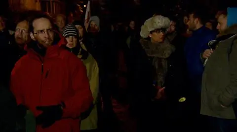 Tłumy przed domem generała