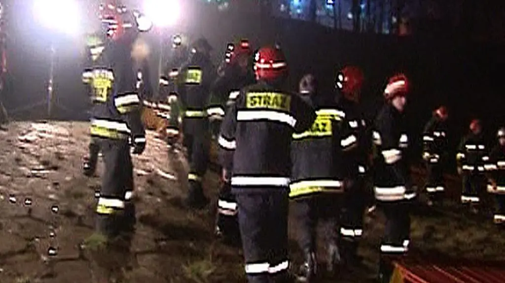 Tłusta plama na powierzchni wody w Wiśle ma około 300 metrów szerokości i kilka kilometrów długości (TVN24)