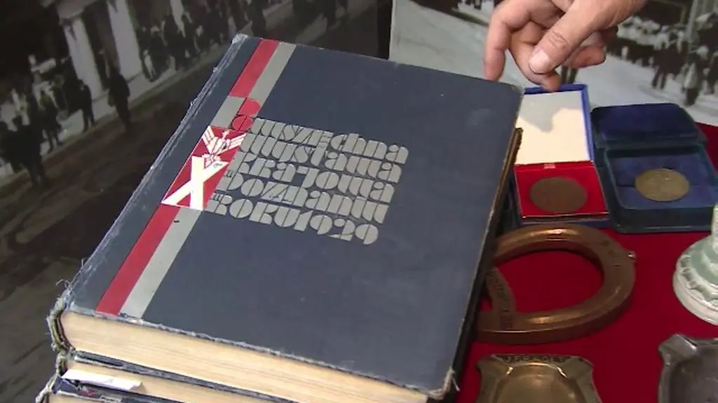 Tomasz Mikszo pokazuje albumy i kroniki z 1929 roku na temat Pewuki (wideo z 2014 r.)