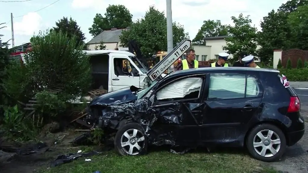 Tragiczny wypadek busa z osobowym volkswagenem 