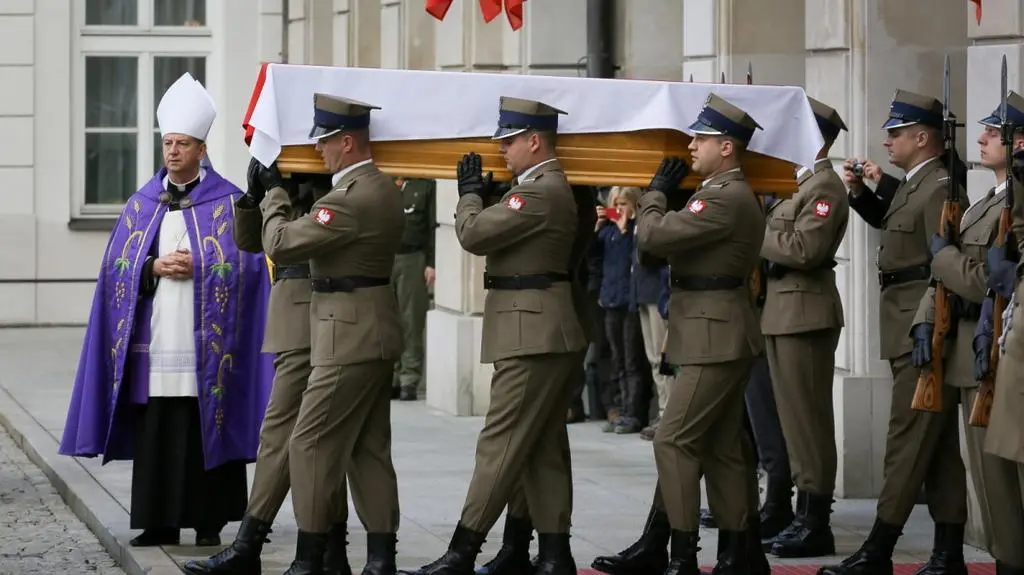 Trumna z b. premierem wyruszyła z Pałacu Prezydenckiego