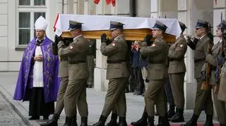 Trumna z b. premierem wyruszyła z Pałacu Prezydenckiego