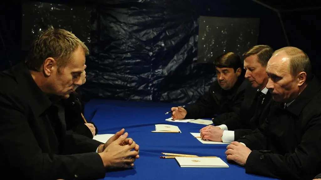 Tusk i Putin na miejscu katastrofy