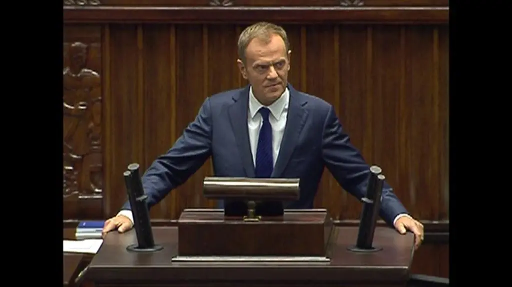 Tusk: Odpowiedzialność nakazuje mi przeprosić wszystkie rodziny smoleńskie