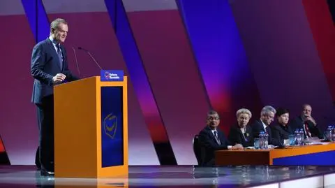 Tusk: Służby zamiast show powinny twardo kontrolować