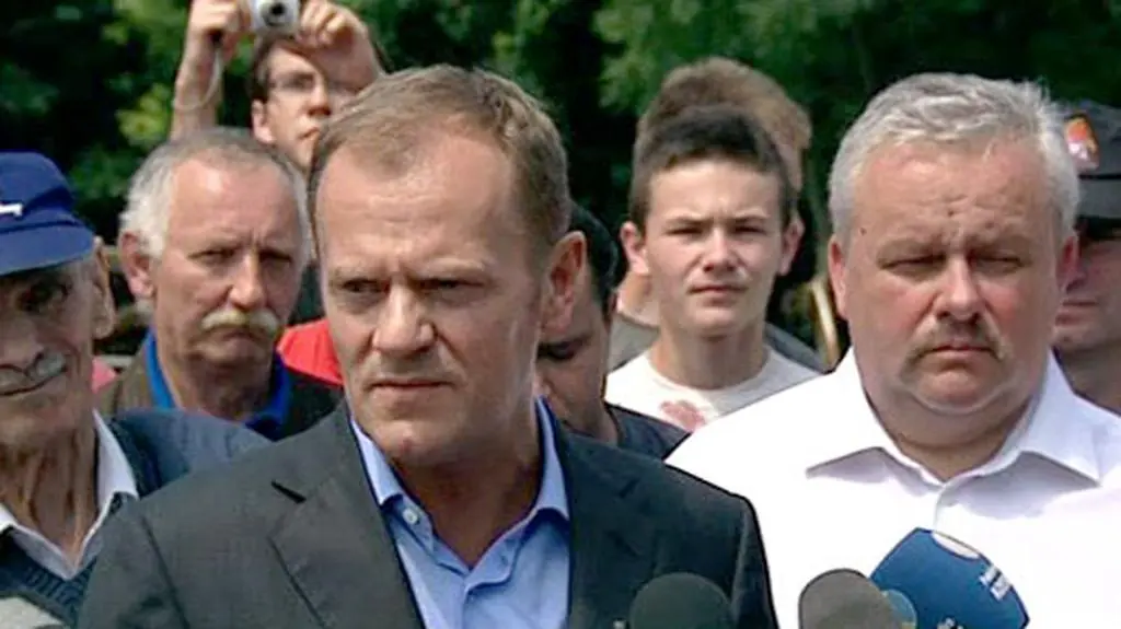 Tusk u powodzian w Zawadzie