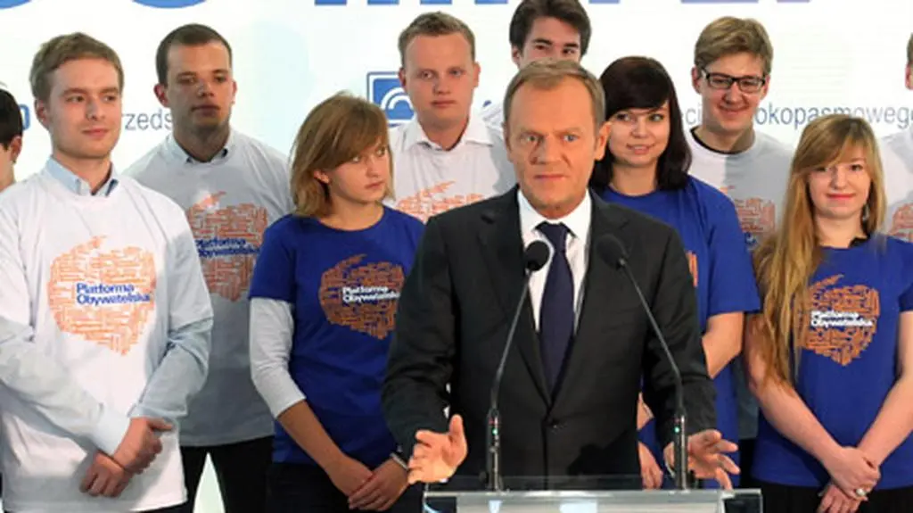 Tusk wsiada do autobusu i rusza w Polskę