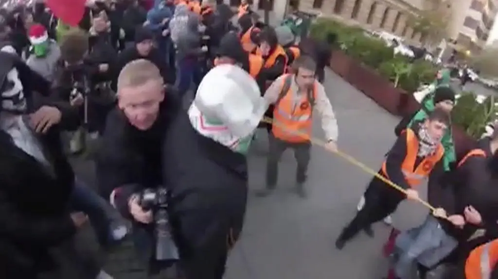 Uczestnicy "Marszu Niepodległości" przerywają kordon straży marszu