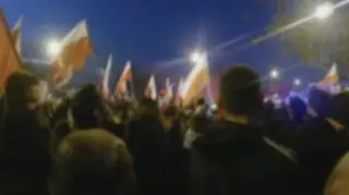 Uczestnicy Marszu Niepodległości śpiewają "Rotę"