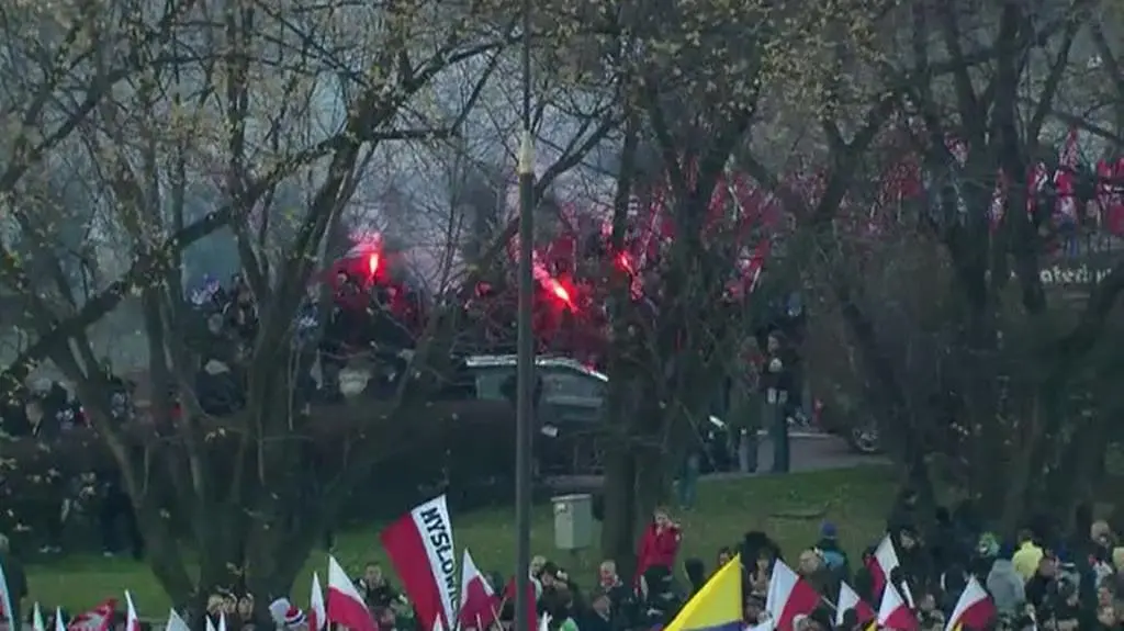Uczestnicy Marszu Niepodległości zbierają się w centrum