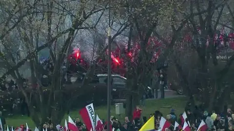 Uczestnicy Marszu Niepodległości zbierają się w centrum