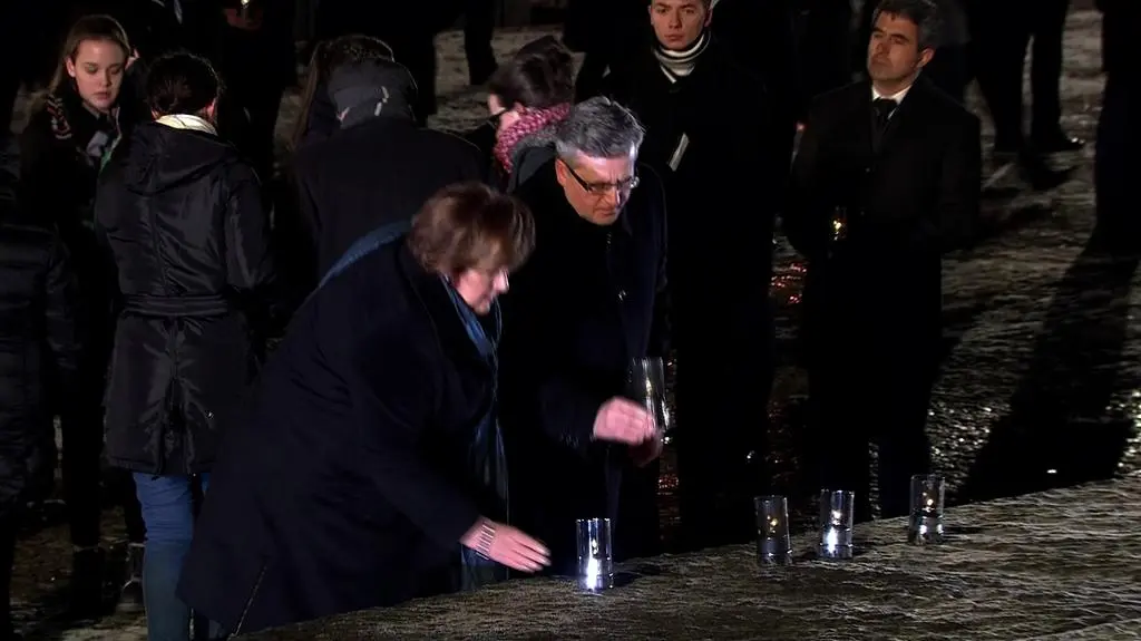 Uczestnicy uroczystości zapalili znicze pod pomnikiem ofiar obozu
